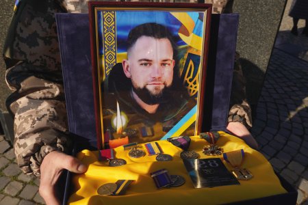 В Ужгороді в останню дорогу провели 35-річного захисника України Олександра Тарная